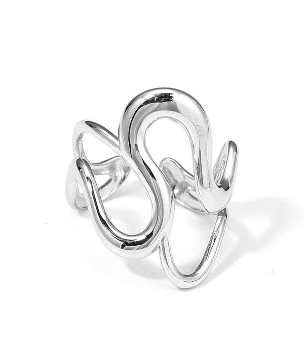 Anillo plateado curvado