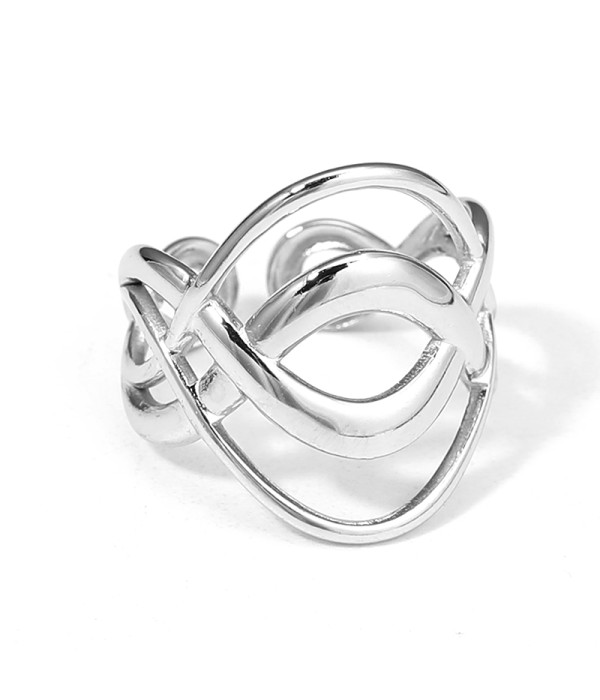 Anillo plateado curvado