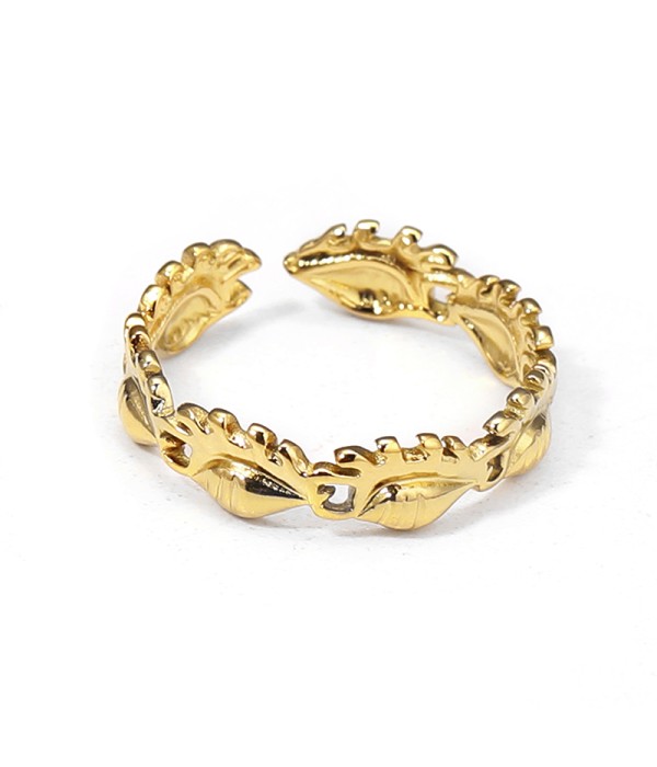 Anillo dorado de aros de conchas