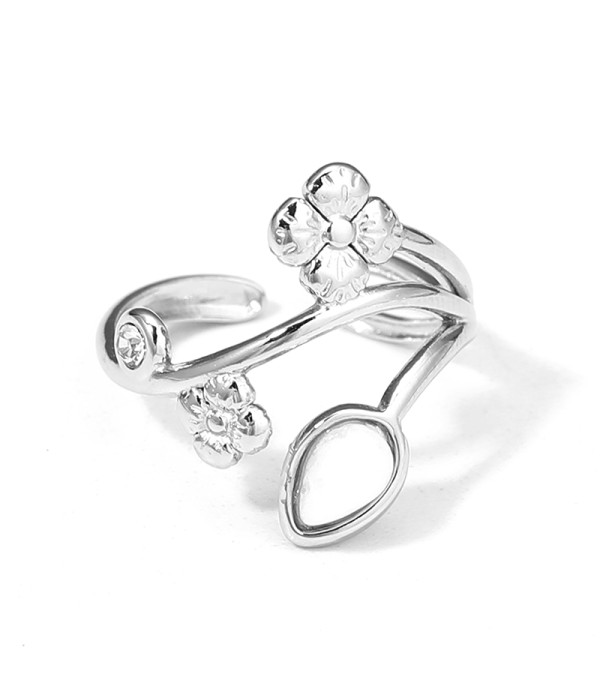 Anillo plateado con piedras