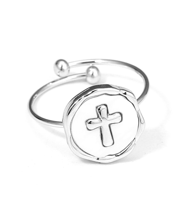 Anillo plateado de nácar con cruz