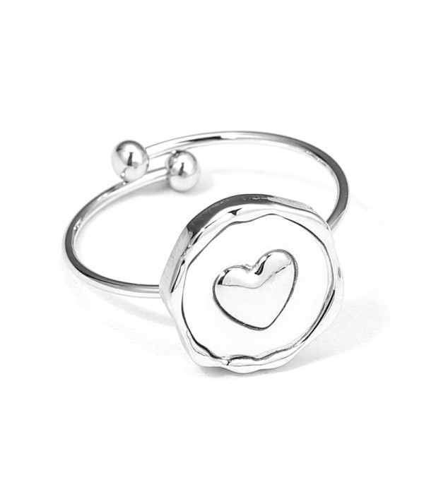 Anillo plateado de nácar con corazón