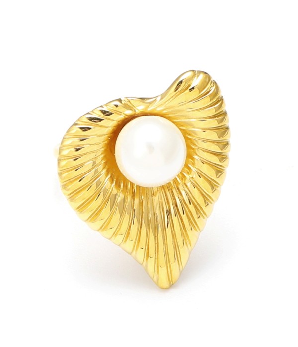 Anillo abierto dorado de perlas y concha
