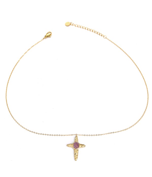 Collar dorado con colgante de cruz con piedra