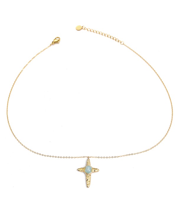 Collar dorado con colgante de cruz con piedra