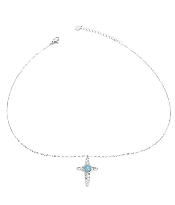 Collar plateado con colgante de cruz con piedra