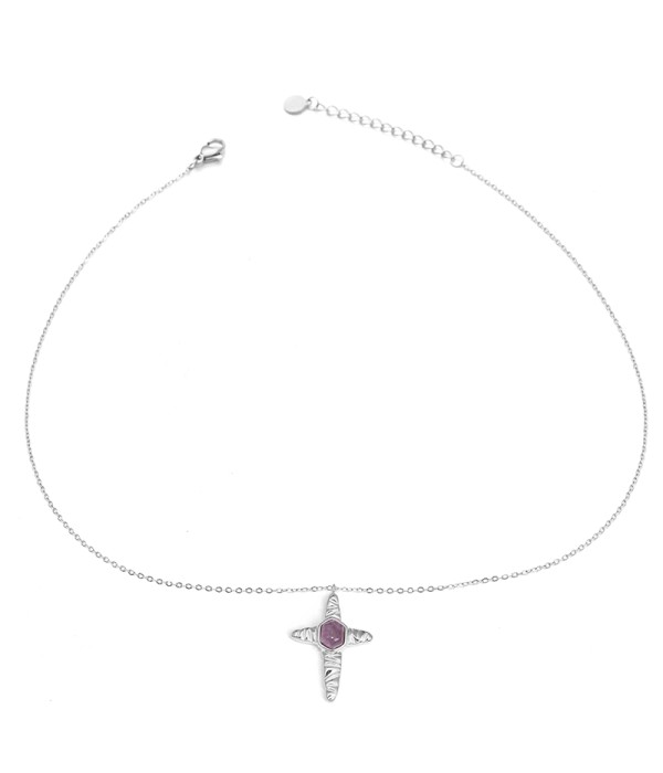 Collar plateado con colgante de cruz con piedra