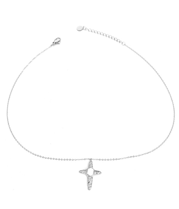 Collar plateado con colgante de cruz con piedra