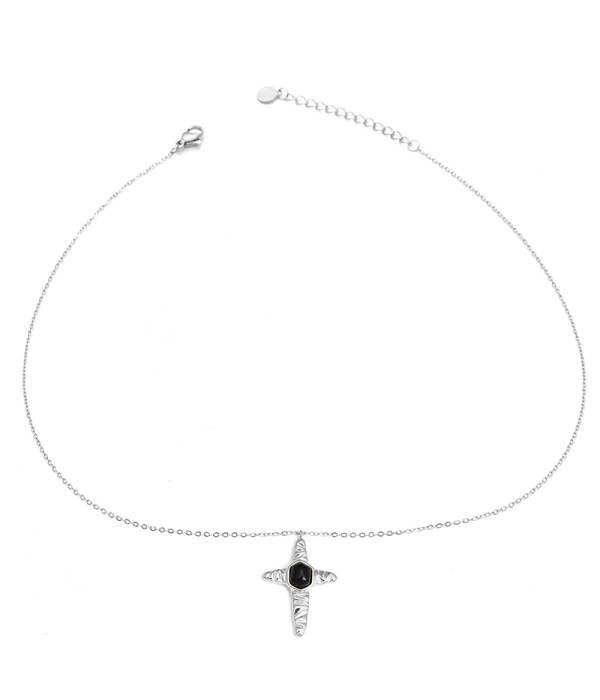 Collar plateado con colgante de cruz con piedra