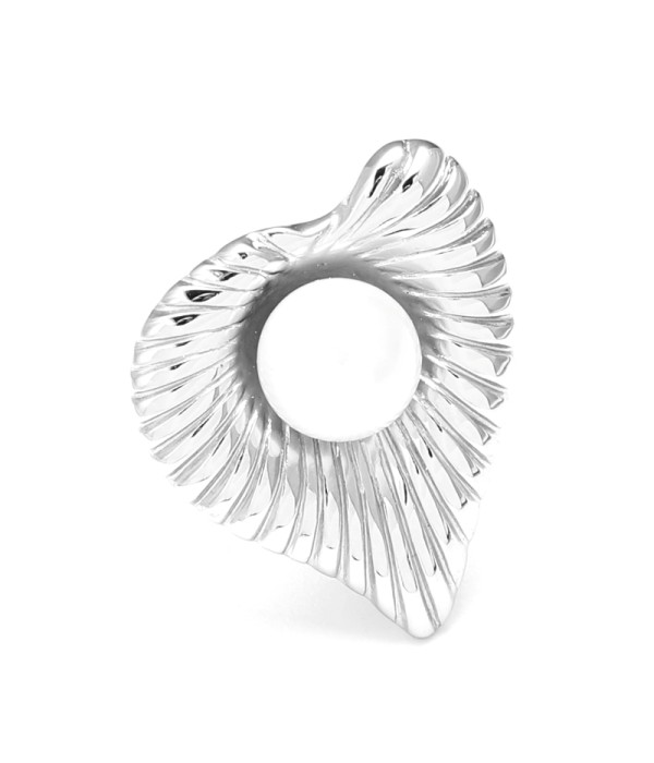 Anillo abierto plateado de perlas y concha