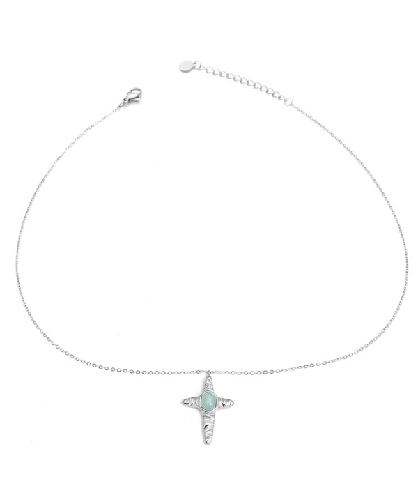 Collar plateado con colgante de cruz con piedra