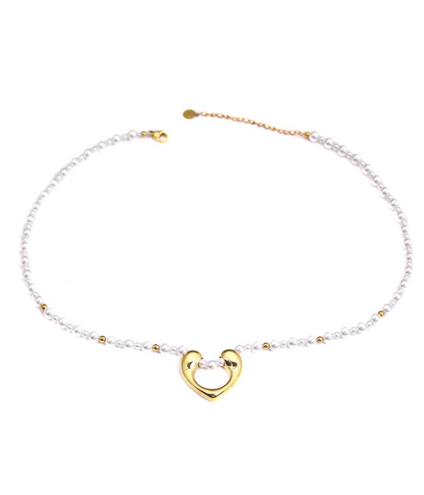 Collar de perlas con colgante de corazón dorado