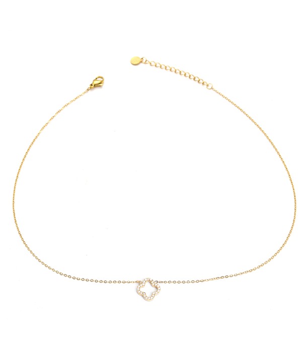 Collar dorado con colgante de trébol