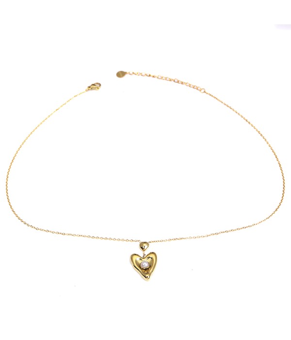 Collar dorado con colgante de corazón central