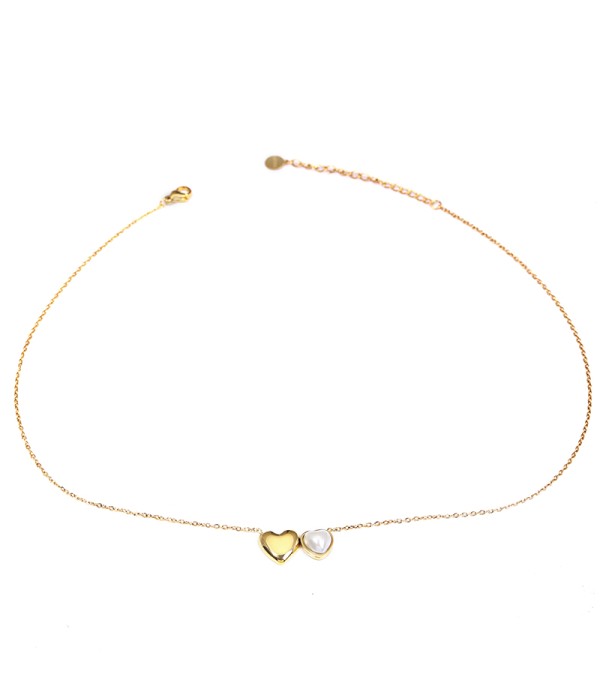 Collar dorado con doble corazón