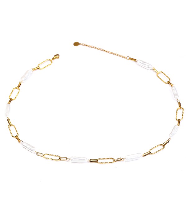 Collar dorado con perlas y eslabones texturizados