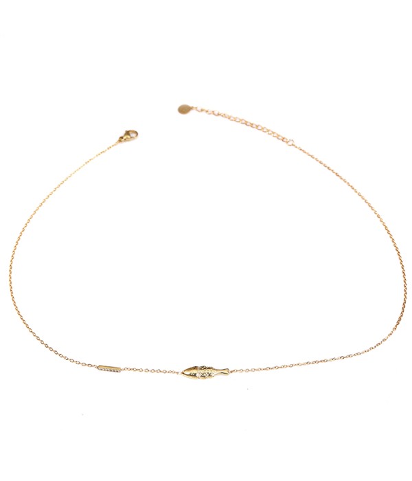 Collar dorado con colgante de pez estilizado