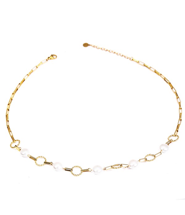 Collar dorado con perlas y eslabones circulares texturizados