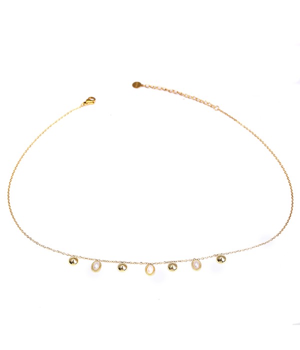 Collar dorado con colgantes alternos de perlas y esferas