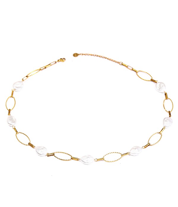Collar dorado con perlas irregulares y eslabones ovalados
