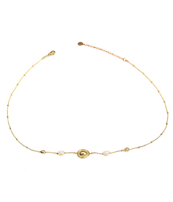 Collar dorado con medallón central y detalles nacarados