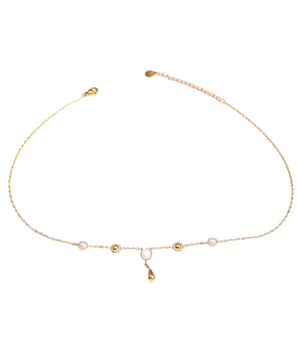 Collar dorado con lágrimas colgantes y detalles nacarados