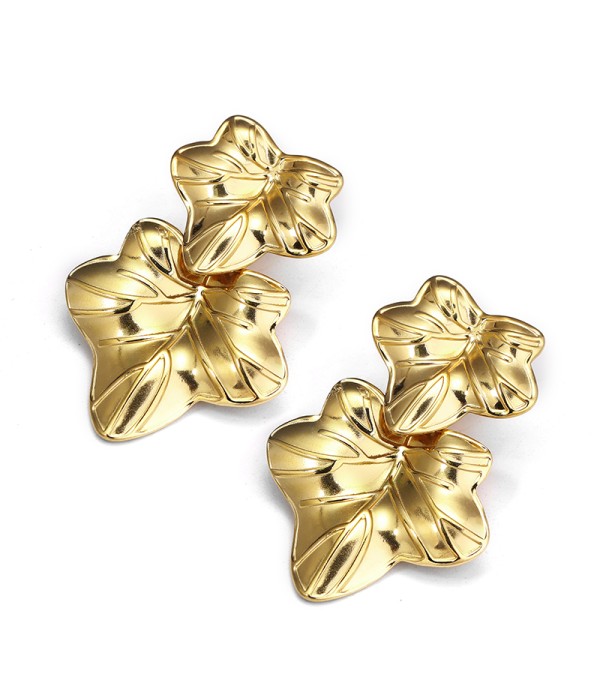 Pendientes dorados con diseño de hojas dobles