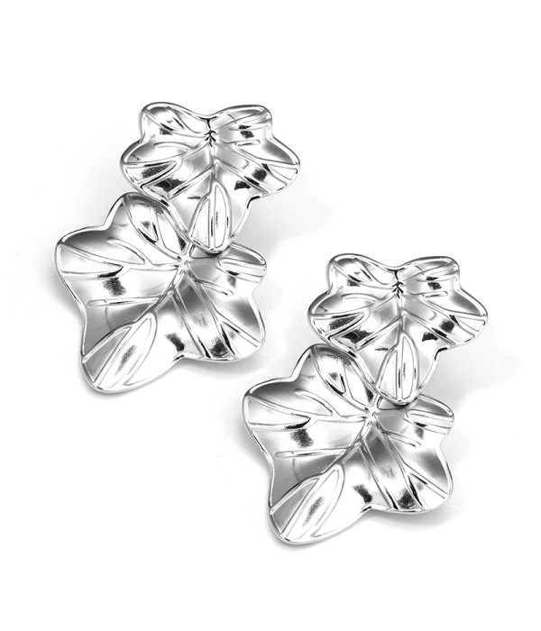 Pendientes plateados con diseño de hojas dobles