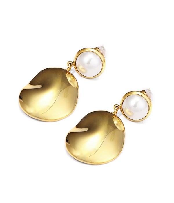 Pendientes dorados con perla y forma orgánica