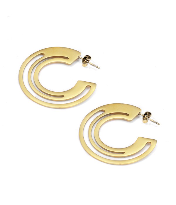 Pendientes de aros dorados concéntricos con diseño abierto
