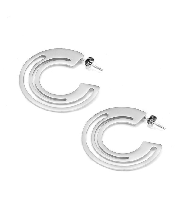 Pendientes de aros plateados concéntricos con diseño abierto