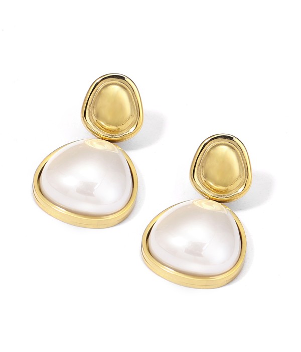 Pendientes dorados con perla abombado