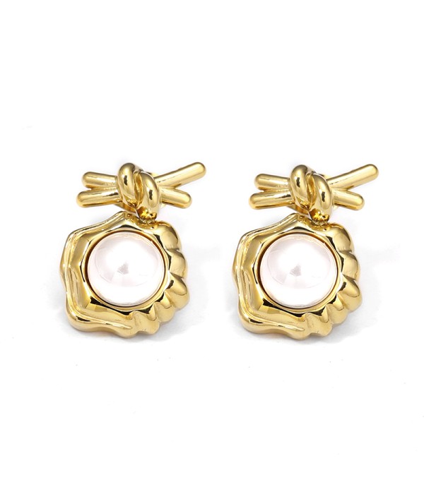 Pendientes dorados con perla y nudo decorativo