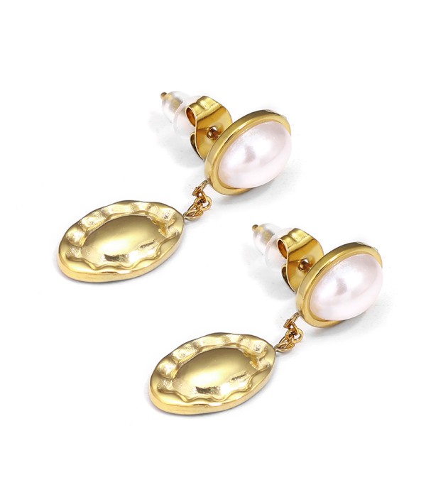 Pendientes dorados con perla ovalada y colgante texturizado