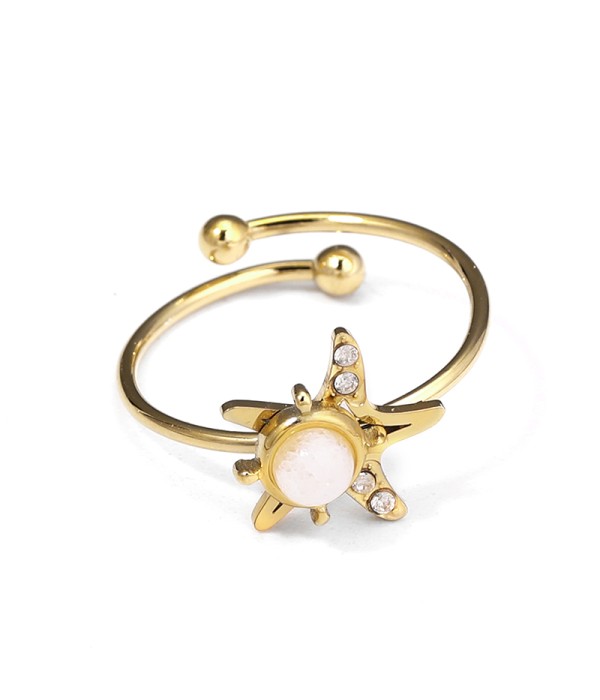 Anillo dorado de estrella marina con piedra