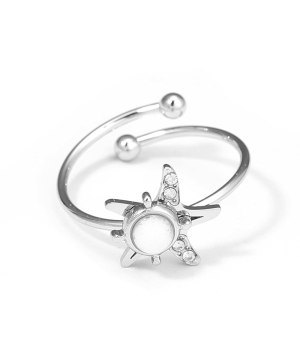 Anillo plateado de estrella marina con piedra