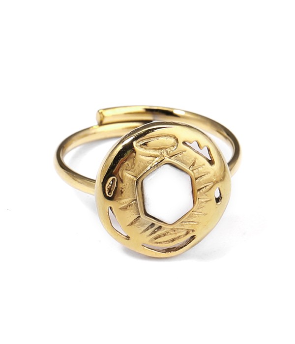 Anillo dorado con diseño tribal calado