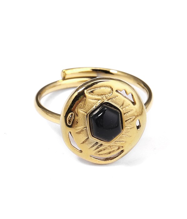 Anillo dorado con diseño tribal calado