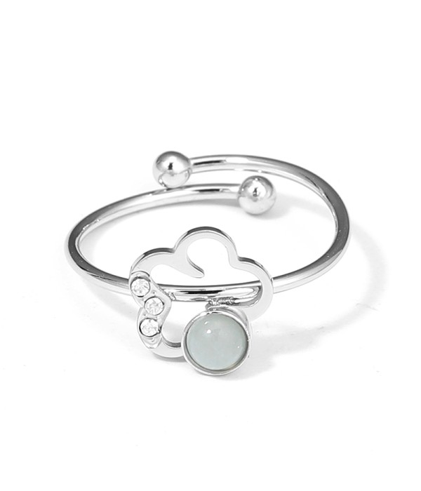 Anillo plateado con flor y piedra