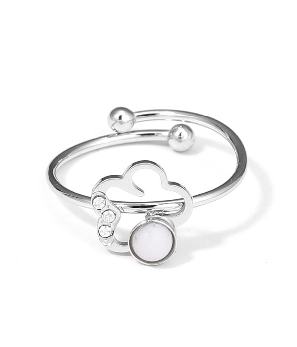 Anillo plateado con flor y piedra