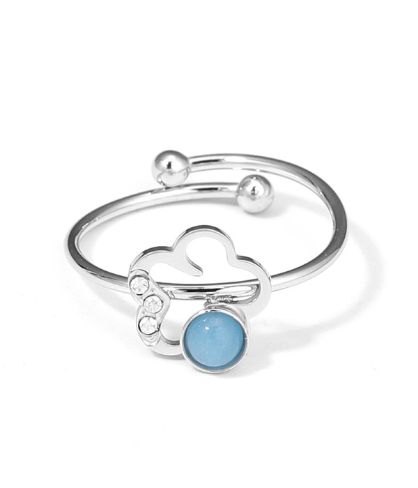 Anillo plateado con flor y piedra