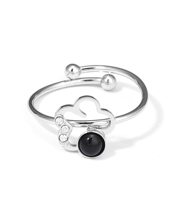 Anillo plateado con flor y piedra