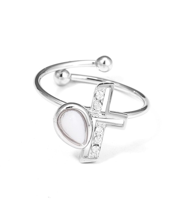 Anillo plateado con cruz y gota