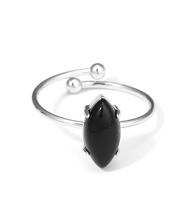 Anillo plateado con piedra marquise