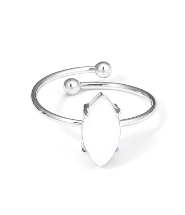 Anillo plateado con piedra marquise