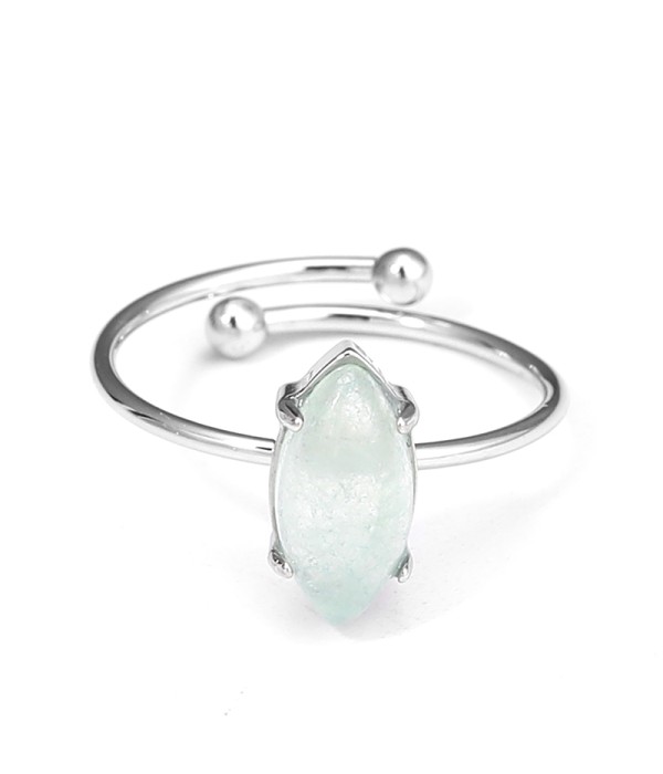 Anillo plateado con piedra marquise