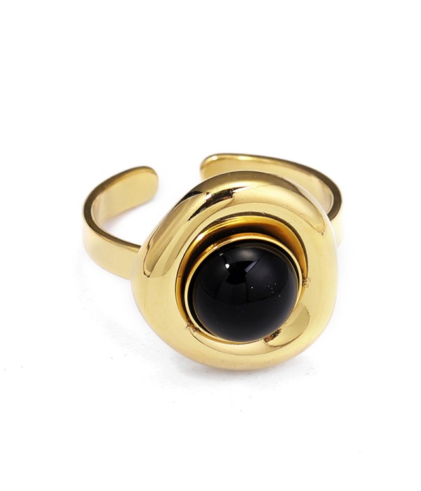 Anillo dorado con piedra redonda
