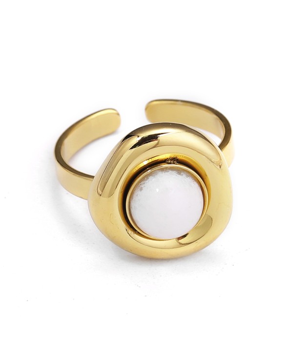 Anillo dorado con piedra redonda