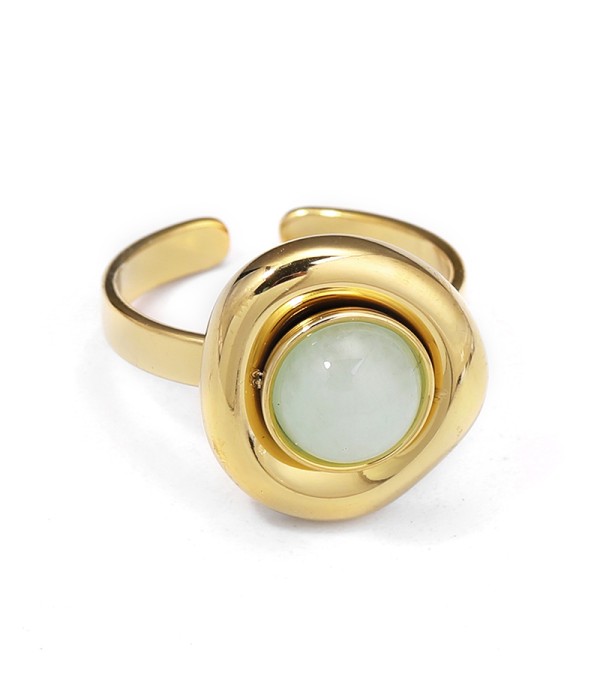 Anillo dorado con piedra redonda