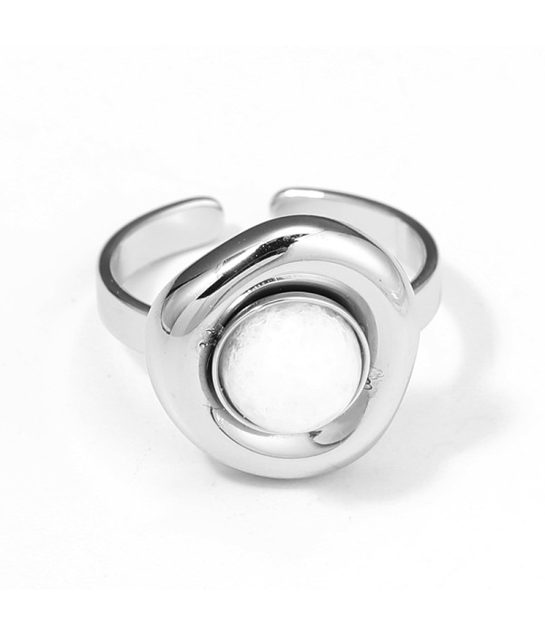 Anillo plateado con piedra redonda